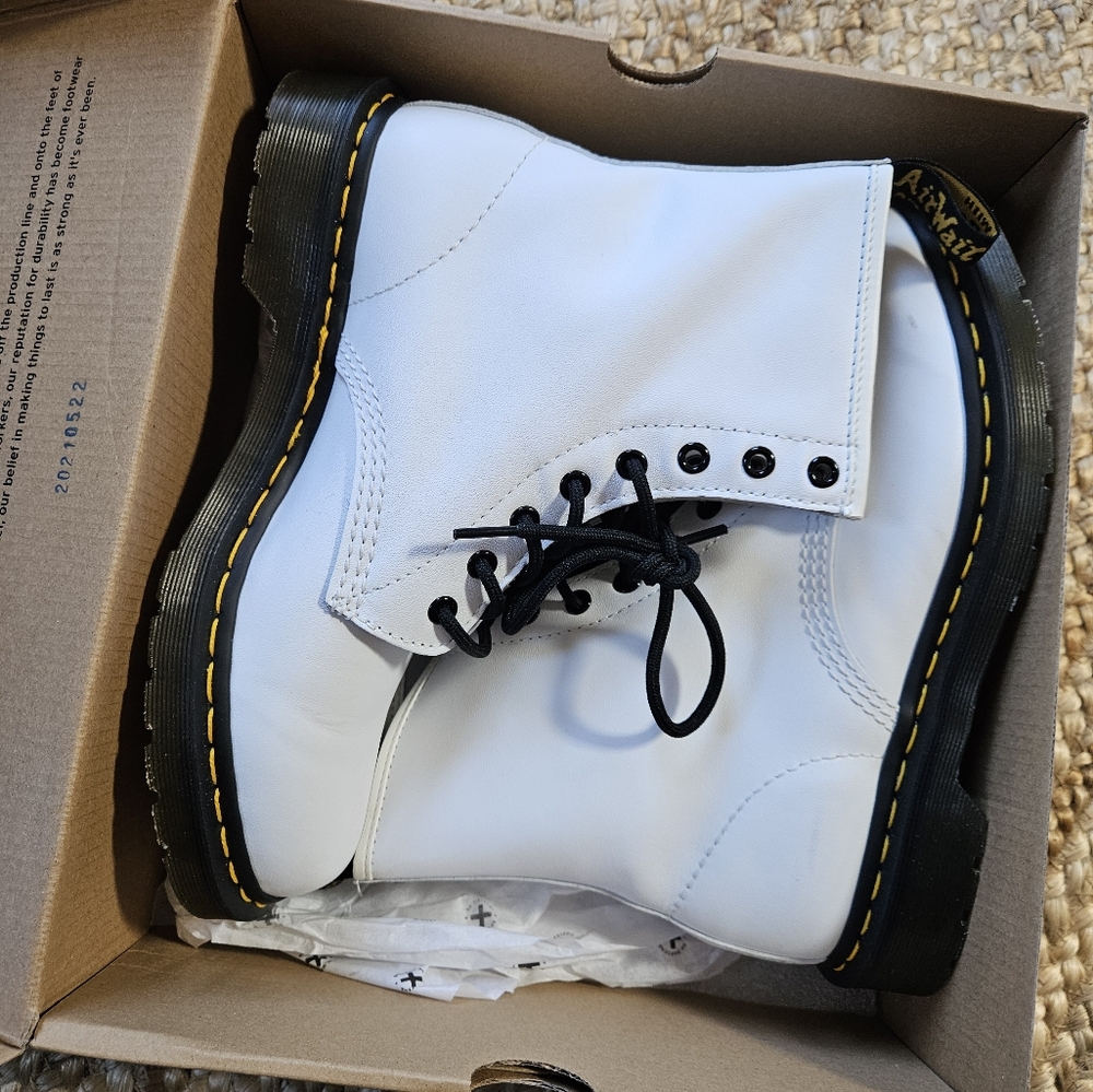 Dr Marten 25057 Smooth Leather Lace Up Boots White 10